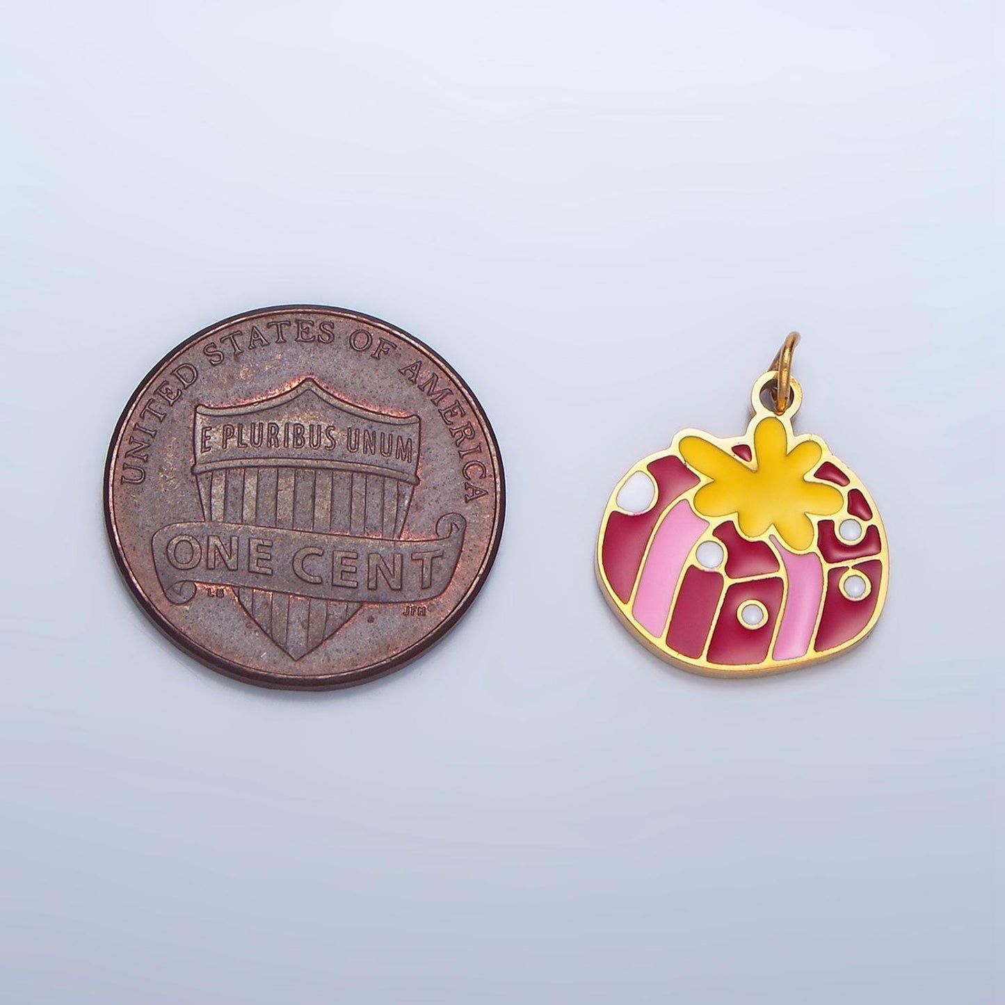 Enamel christmas present stainless steel holiday charm | p-1515