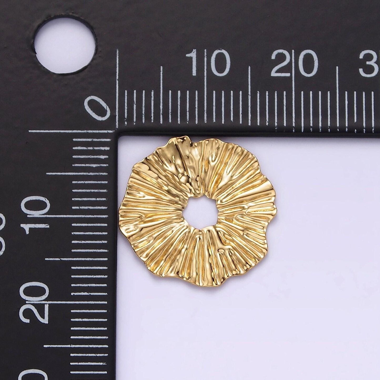 Stainless steel 17.5mm abstract hammered donut flower round charm | p1358
