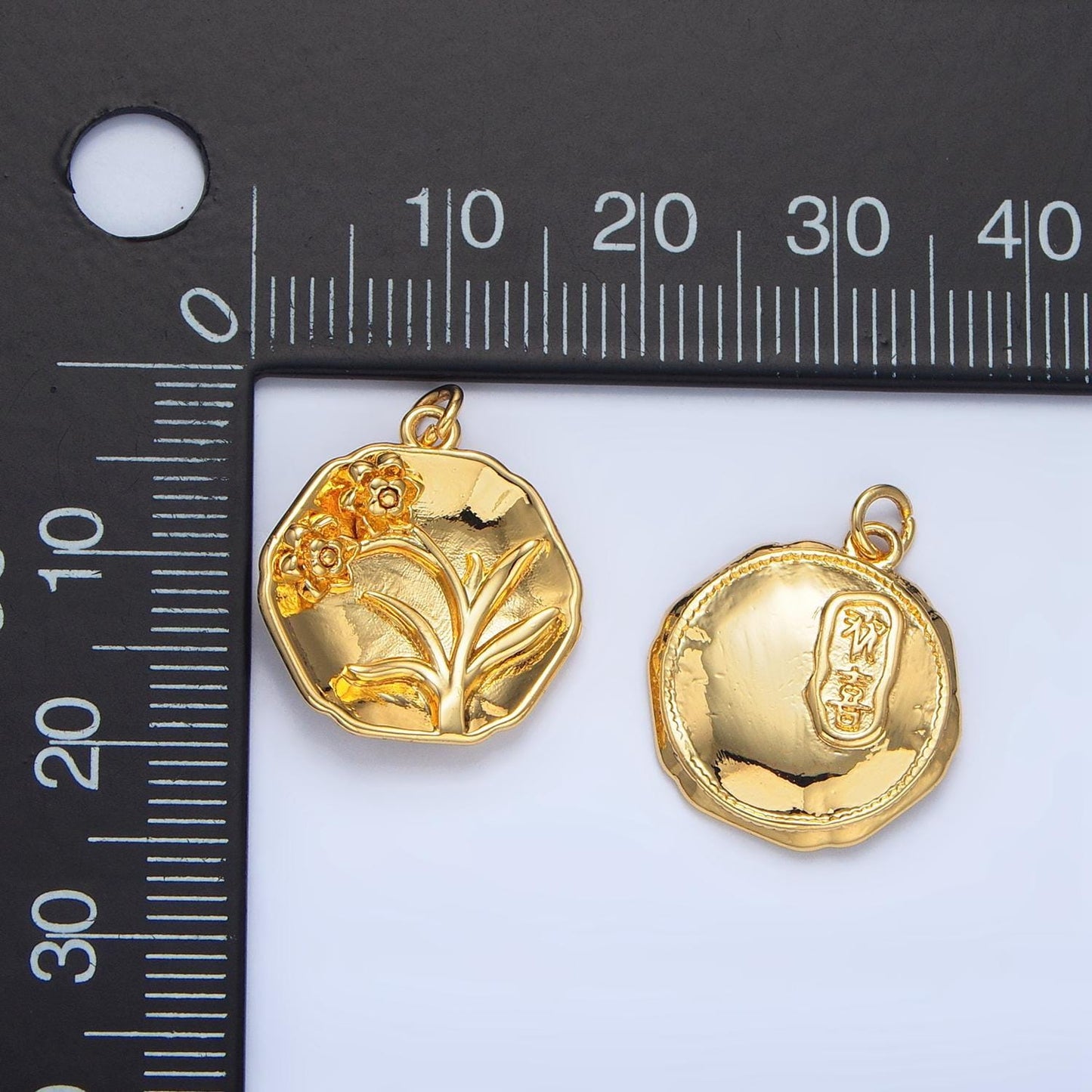 Daffodil flower pint on round 24k gold filled charm | x-585