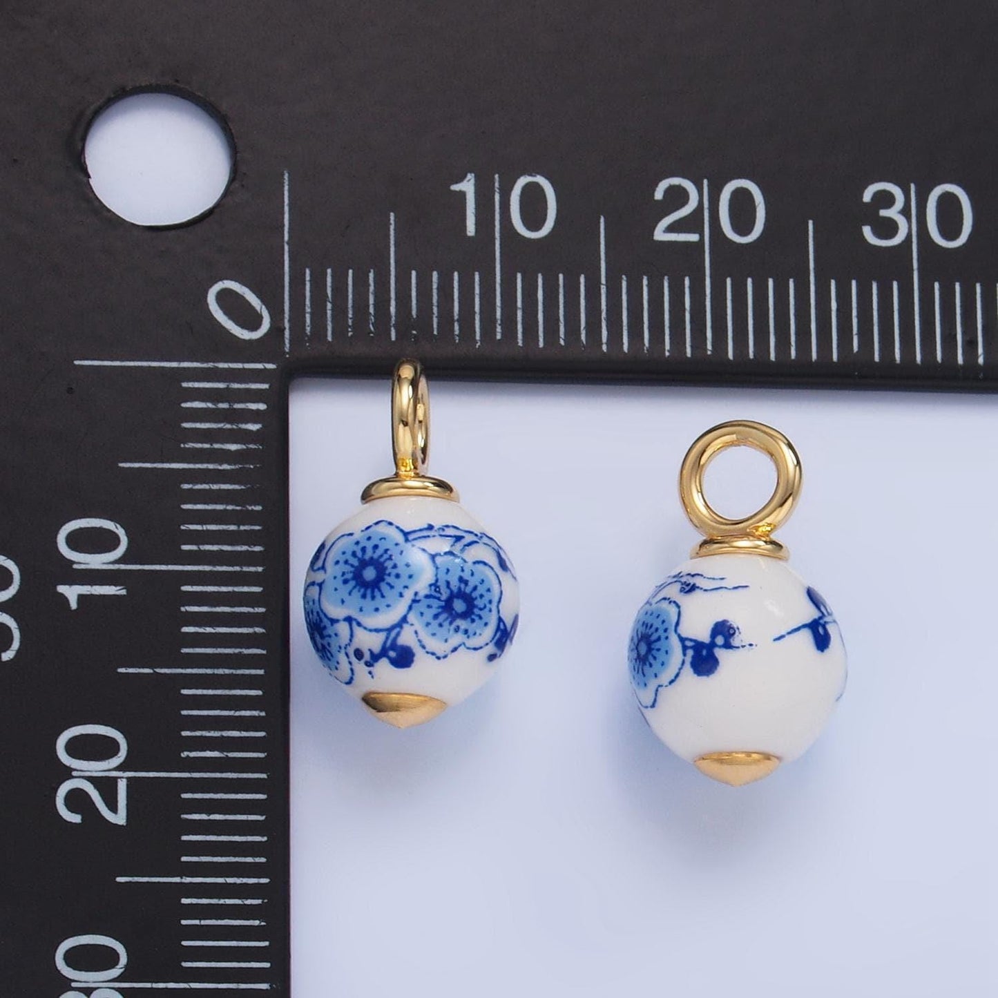 Dainty round ceramic charm handmade blue hibiscus painting ceramic porcelain vintage charm for necklace bracelet jewelry making supply w122