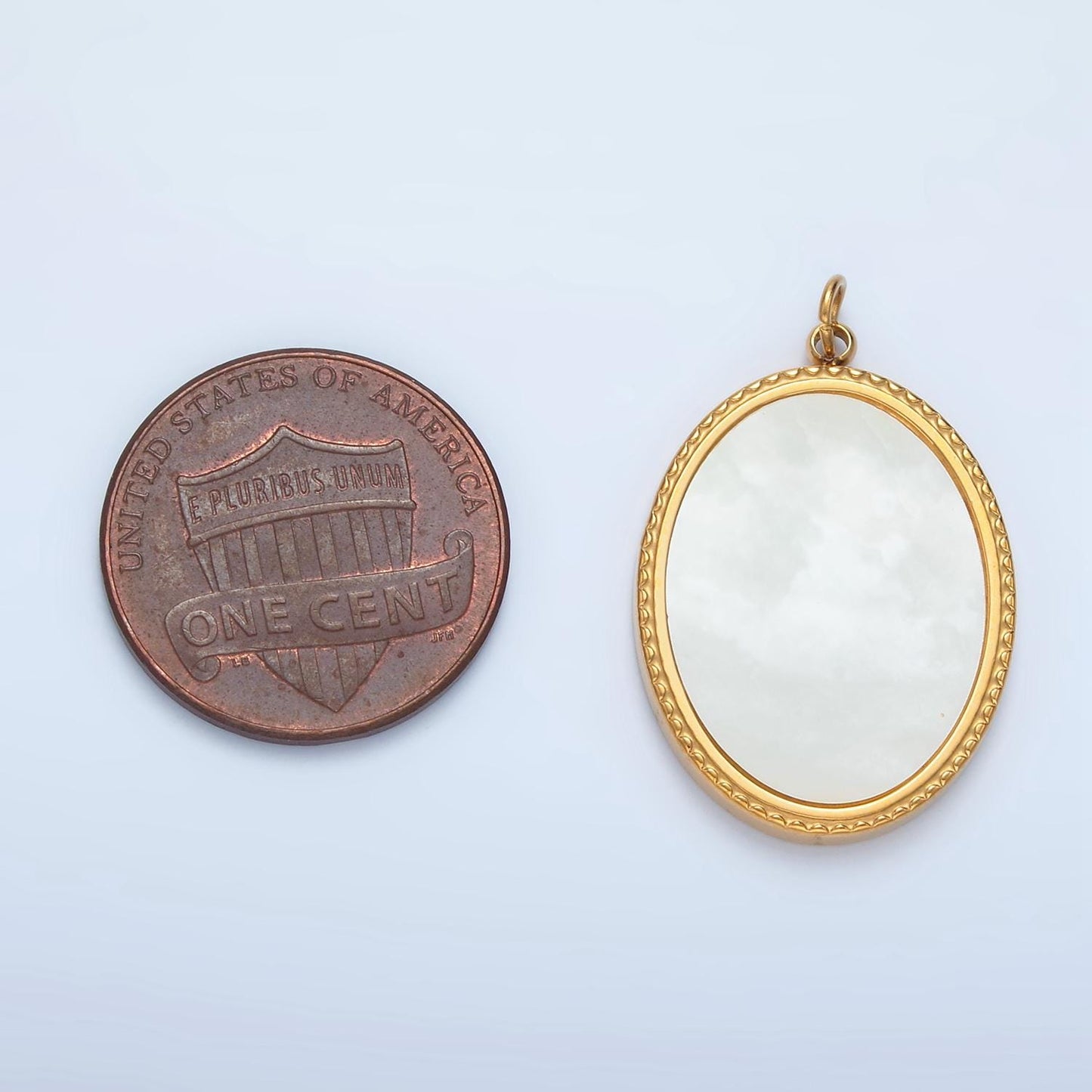 Gold stainless steel shell pearl oval bezel charm in gold p-1217