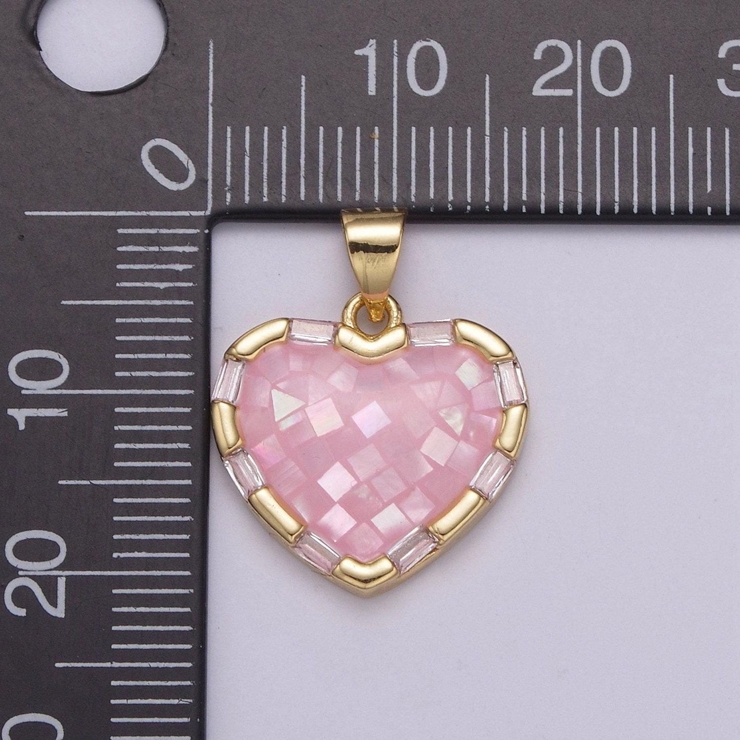 Gold pearl finished with pink transparent epoxy checkers pendant gold draughts heart pendant round charm gold circle medallion, h-055