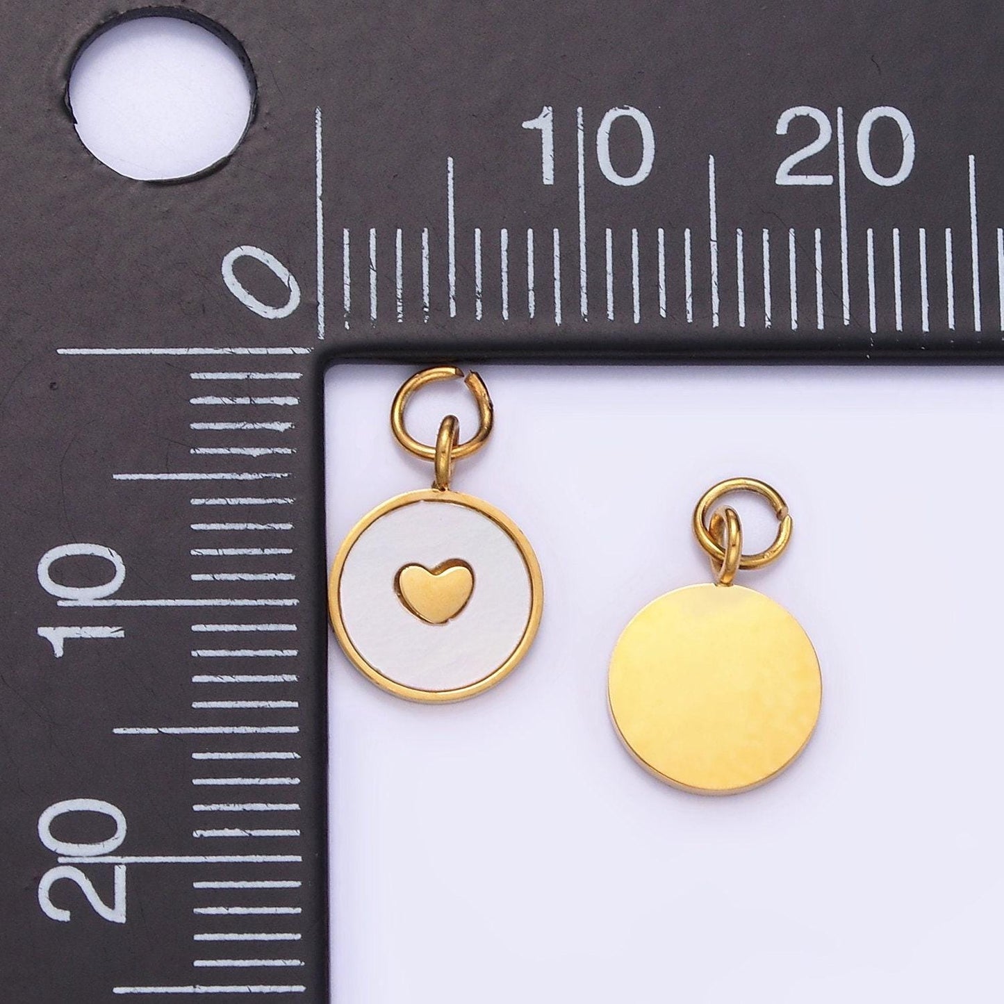 Stainless steel heart shell pearl bezel round charm | p-972