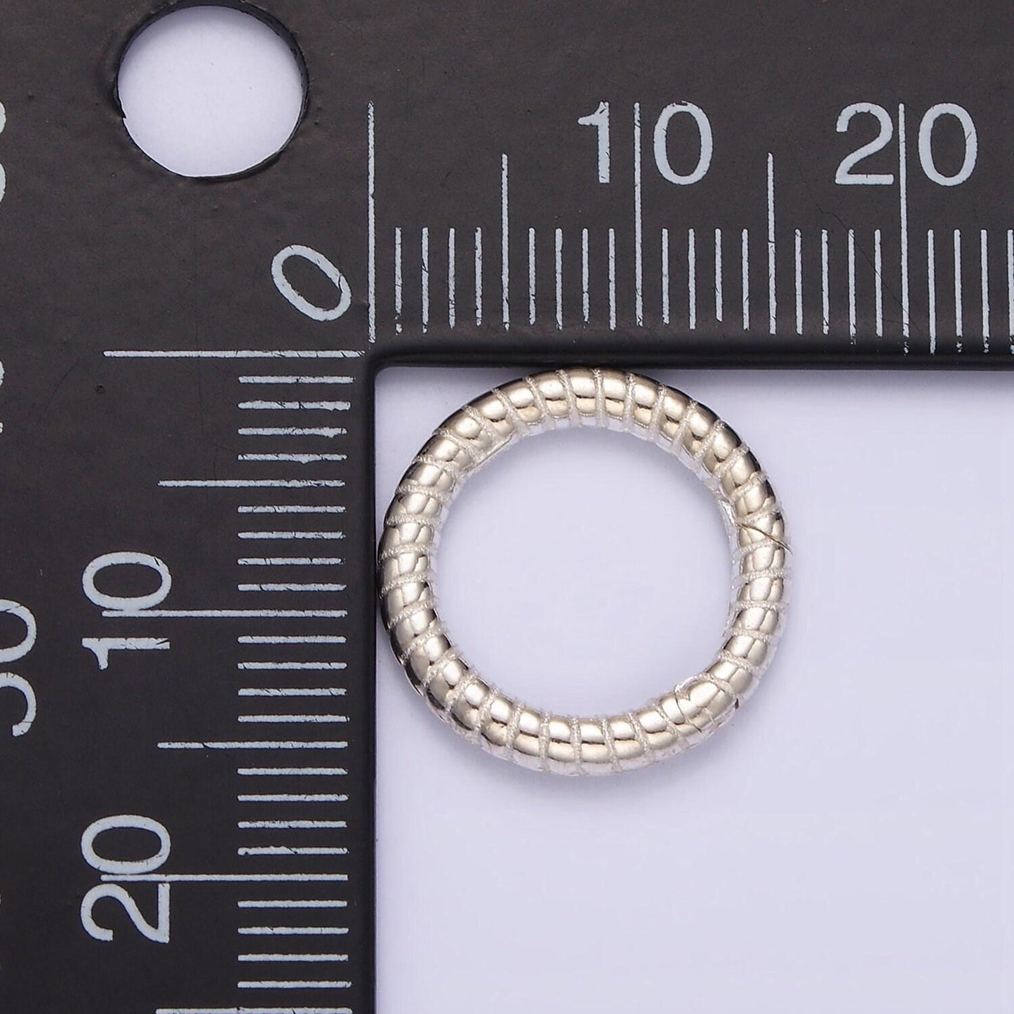S925 sterling silver 15.7mm line-textured round push spring gate ring supply | sl-385