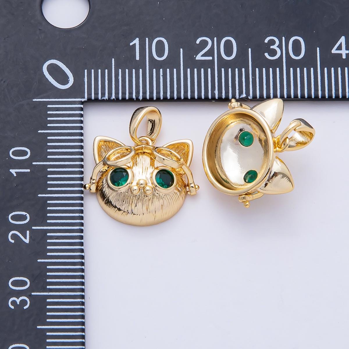 18K Gold Filled 16.5mm Emerald Green Cool Cat in Goggles Glasses Animal Pendant Charm Kitty Necklace Animal Jewelry Gift for Her | AF1176