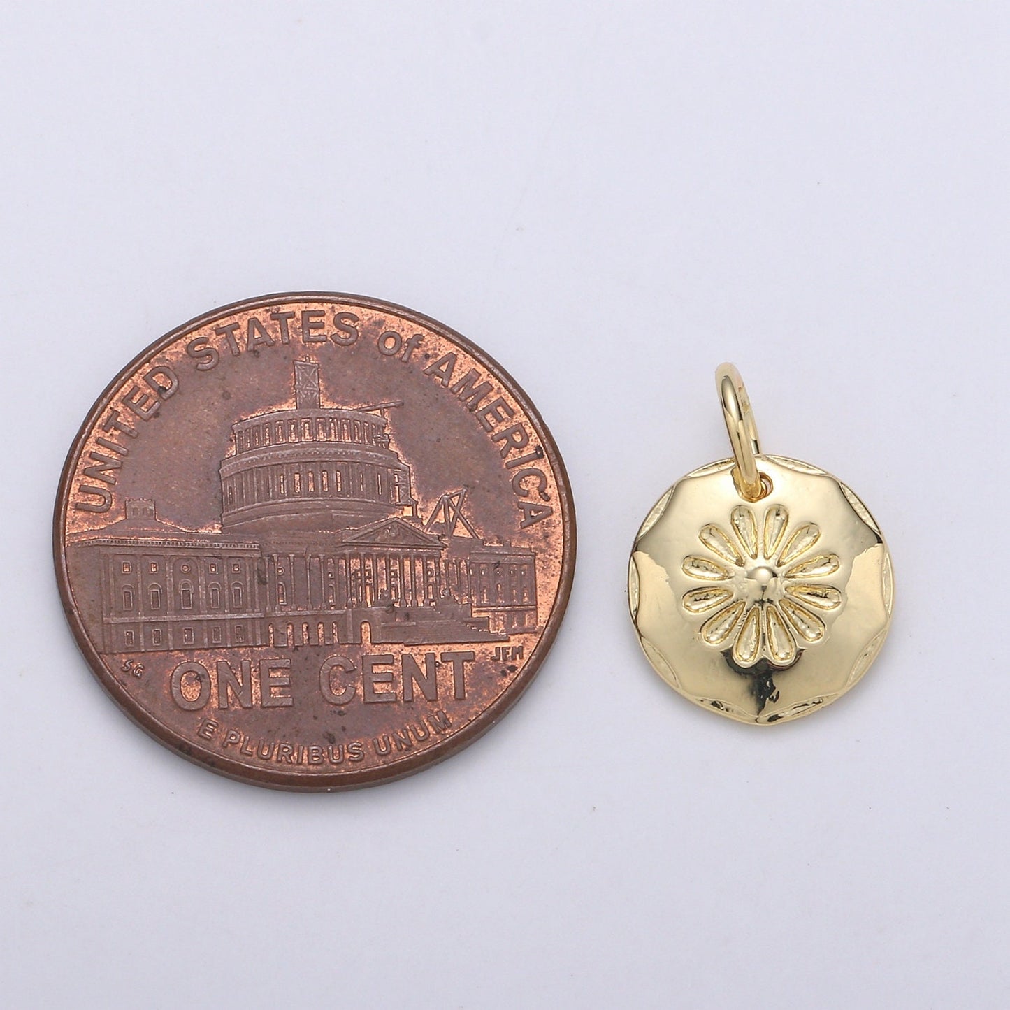 1pc Flower embossed in Round Coin 24K Gold Charm, Daisy Monogram Pendant, Dahlia Stamp Charm For DIY Jewelry, CHGF-2037