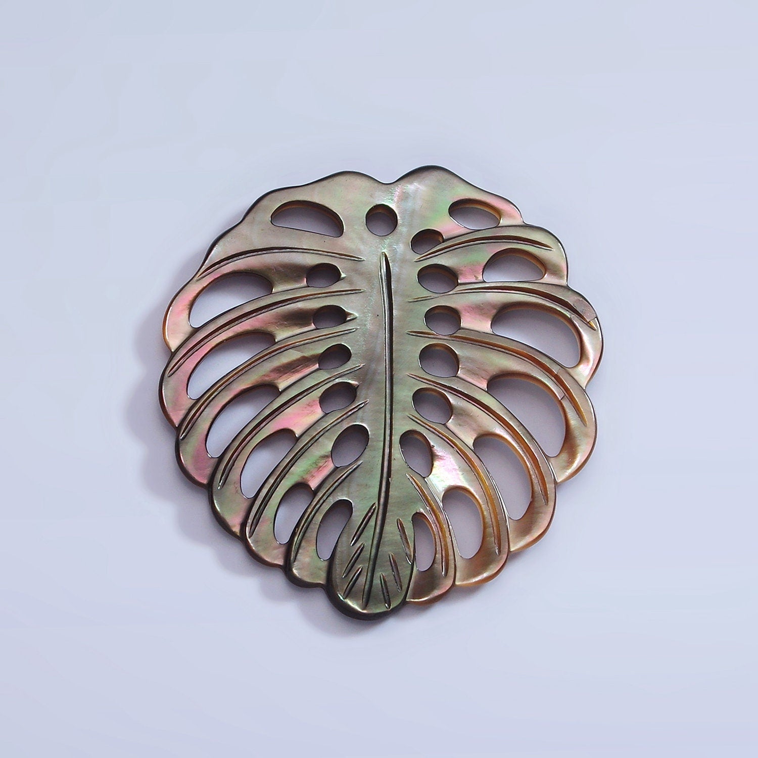 1x Black Abalone Monstera Leaf Pendants Carved Leaf Pendants for Statement Jewelry Necklace 30mm x 32mm