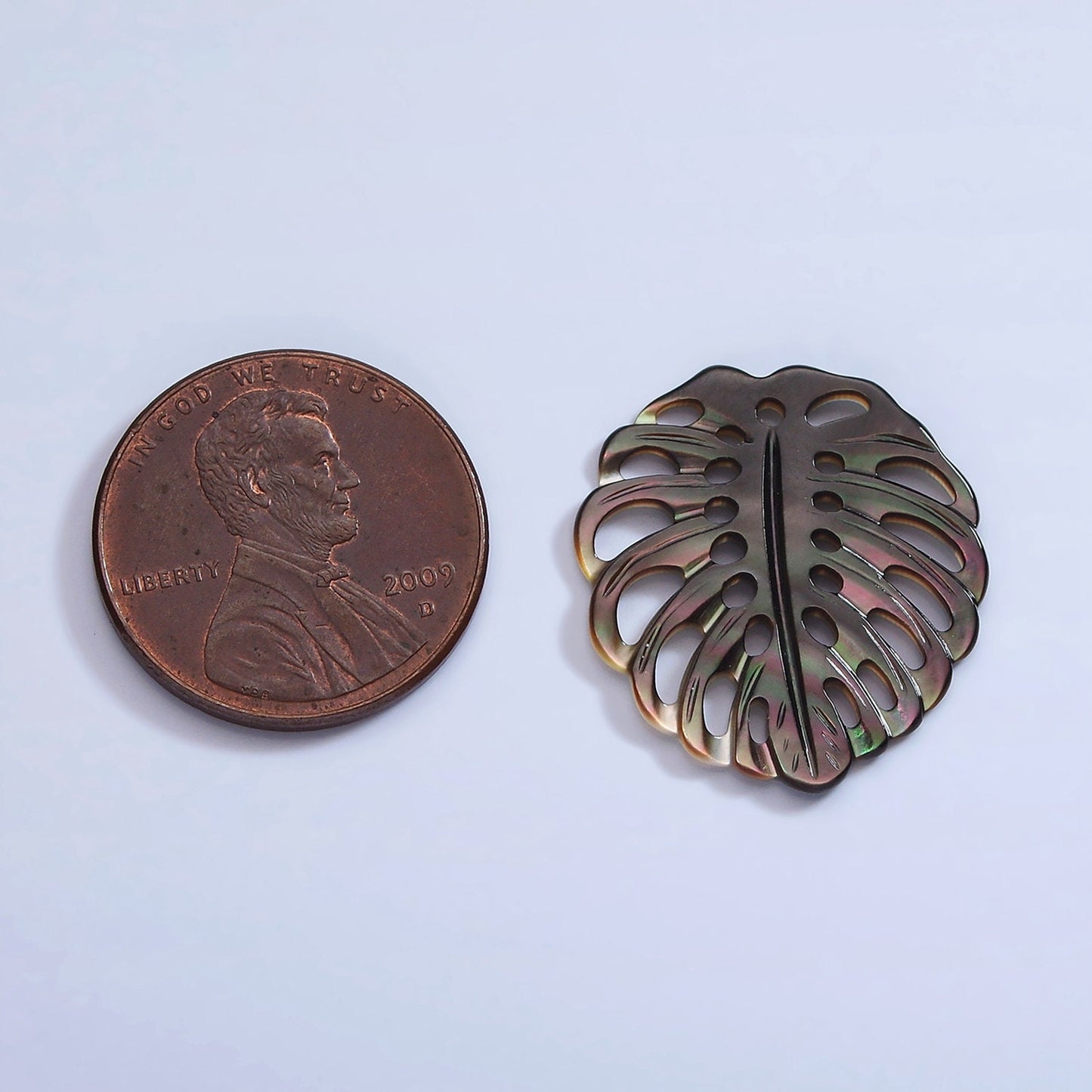 1x Dainty Black Abalone Monstera Leaf Pendants Carved Leaf Pendants for Statement Jewelry Necklace 20mm x 23mm