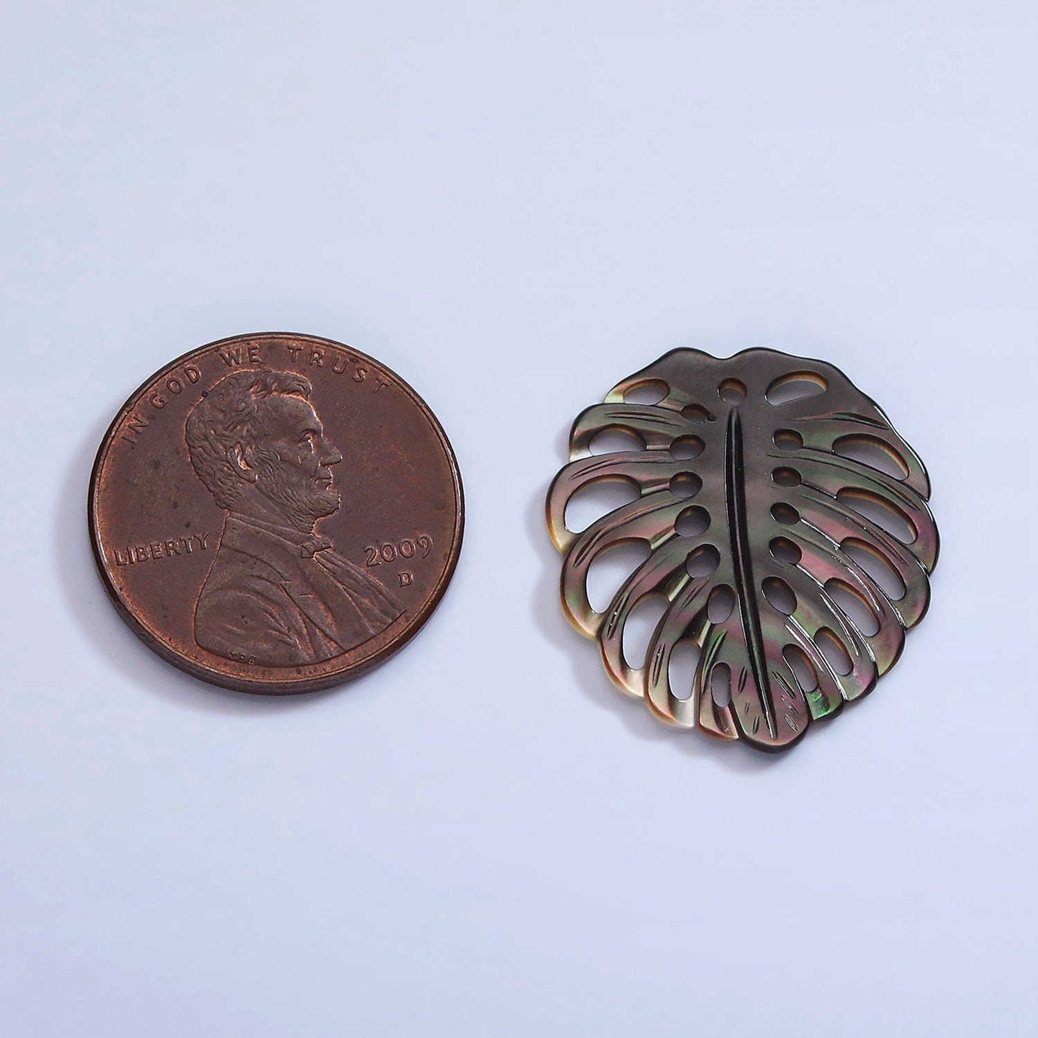 1x Dainty Black Abalone Monstera Leaf Pendants Carved Leaf Pendants for Statement Jewelry Necklace 20mm x 23mm