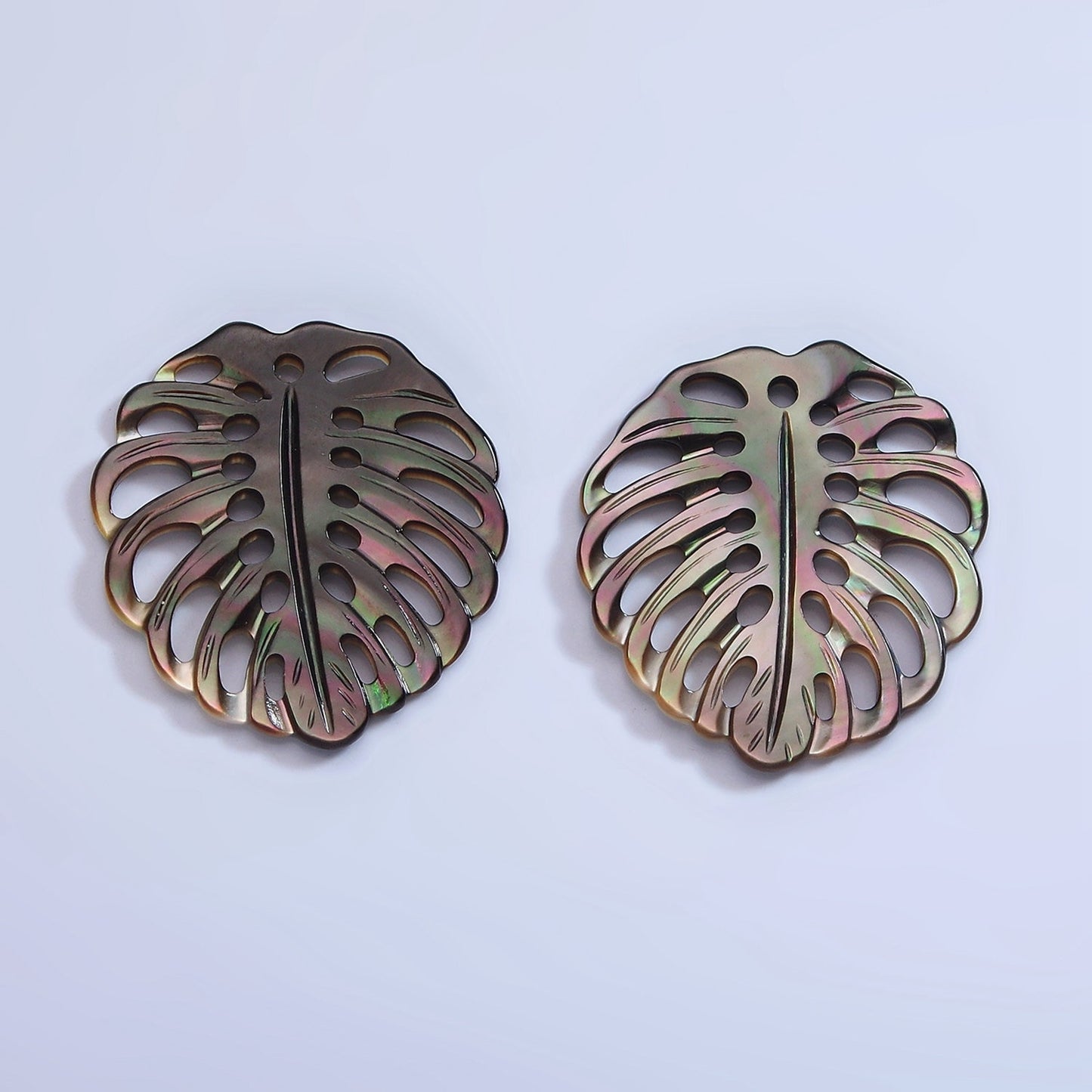 1x Dainty Black Abalone Monstera Leaf Pendants Carved Leaf Pendants for Statement Jewelry Necklace 20mm x 23mm