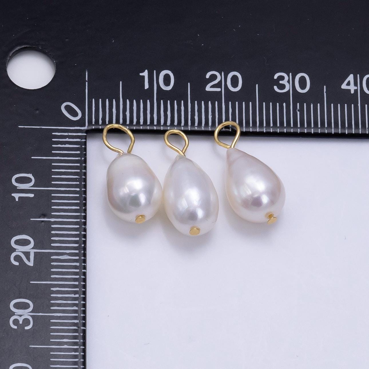 Teardrop shell pearl 18mm hook charm | p-1886