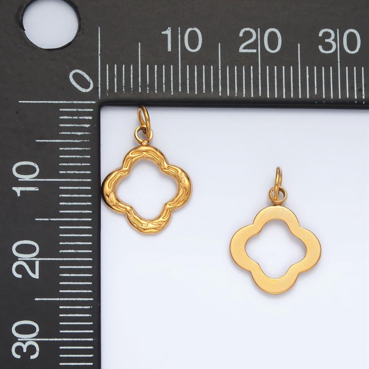 Stainless steel lined open clover quatrefoil natural charm | p-1022