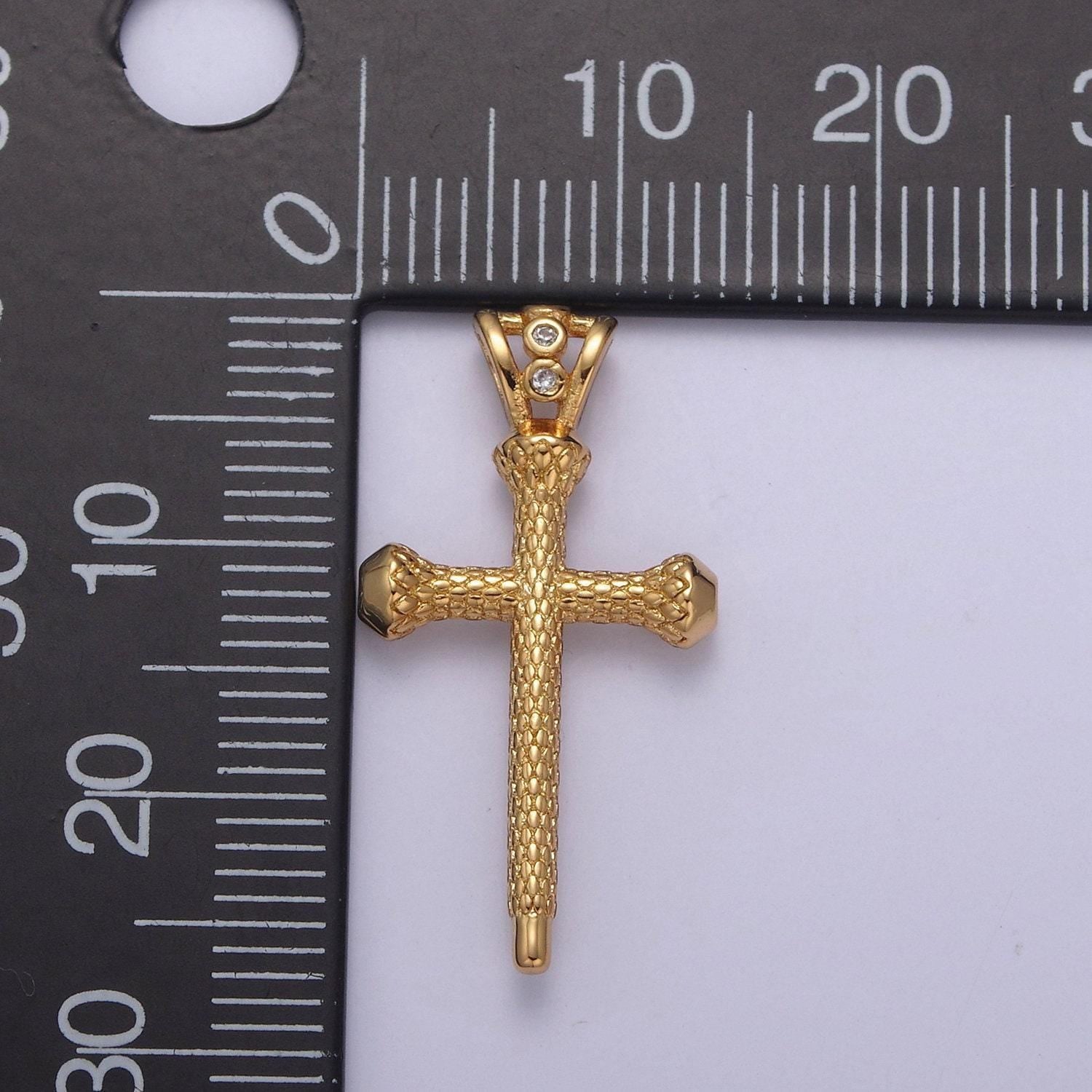 Gold cross pendant with scale pattern | diy fashion jewelry charm for necklace bracelet earring | n-579