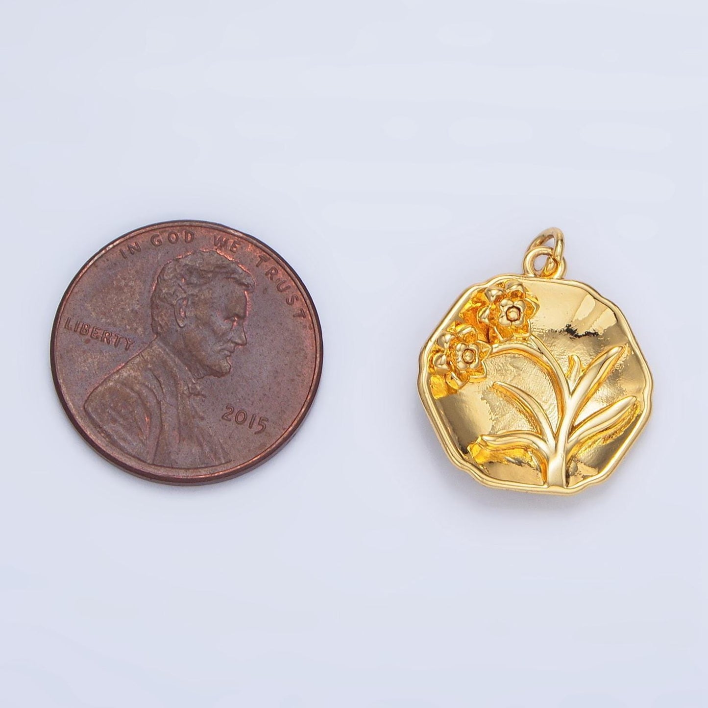 Daffodil flower pint on round 24k gold filled charm | x-585