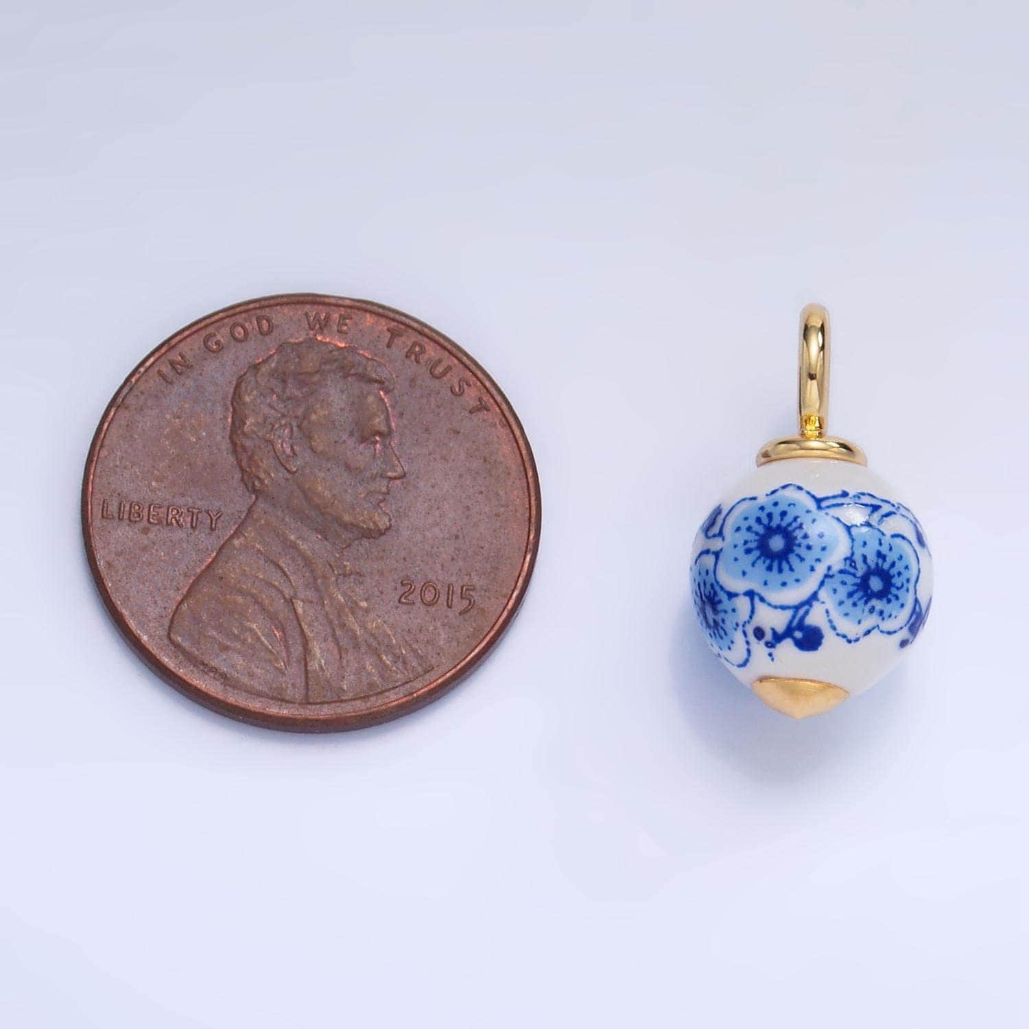 Dainty round ceramic charm handmade blue hibiscus painting ceramic porcelain vintage charm for necklace bracelet jewelry making supply w122