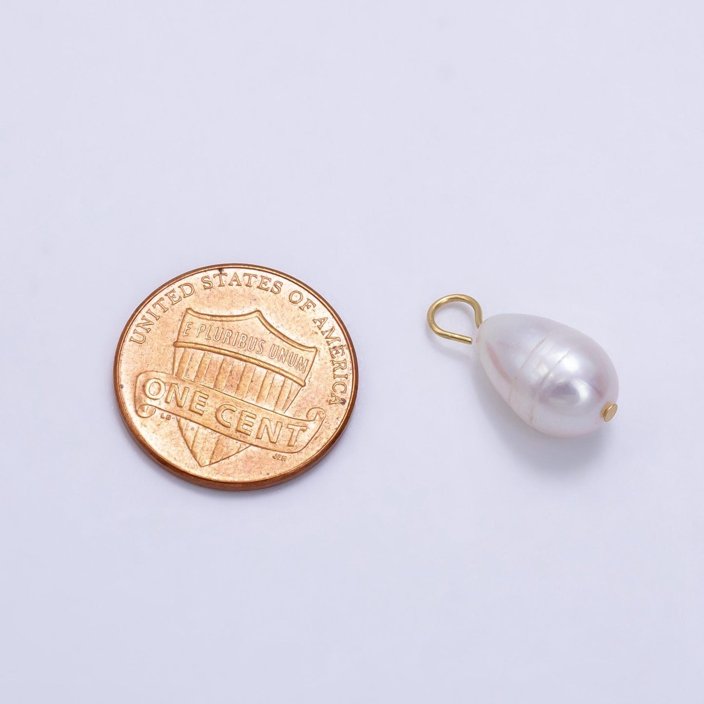 Teardrop shell pearl 18mm hook charm | p-1886