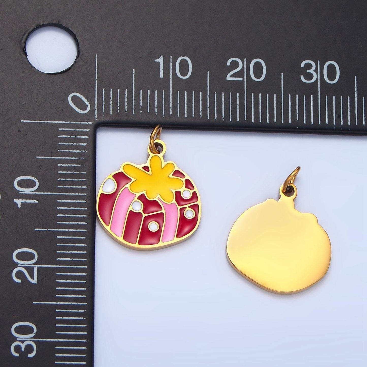 Enamel christmas present stainless steel holiday charm | p-1515