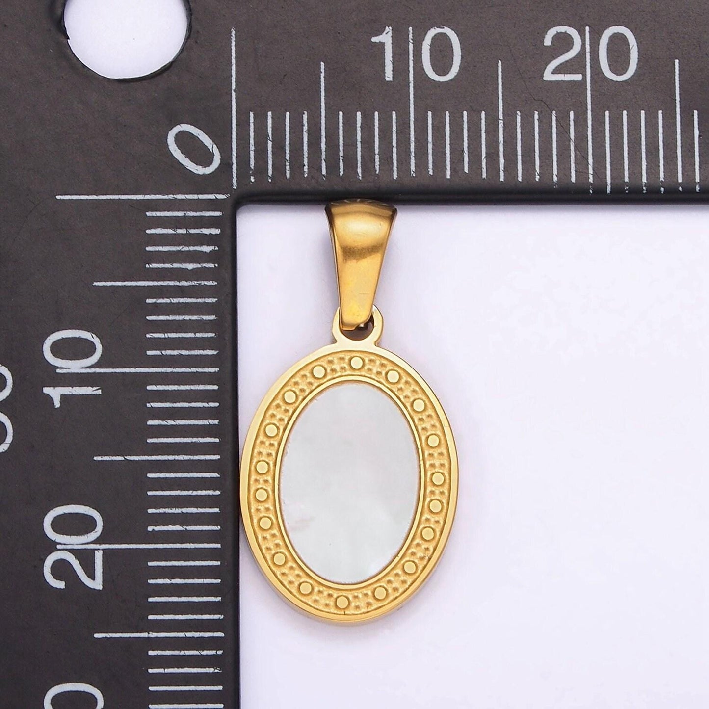 Stainless steel shell pearl dotted frame oval pendant | p852