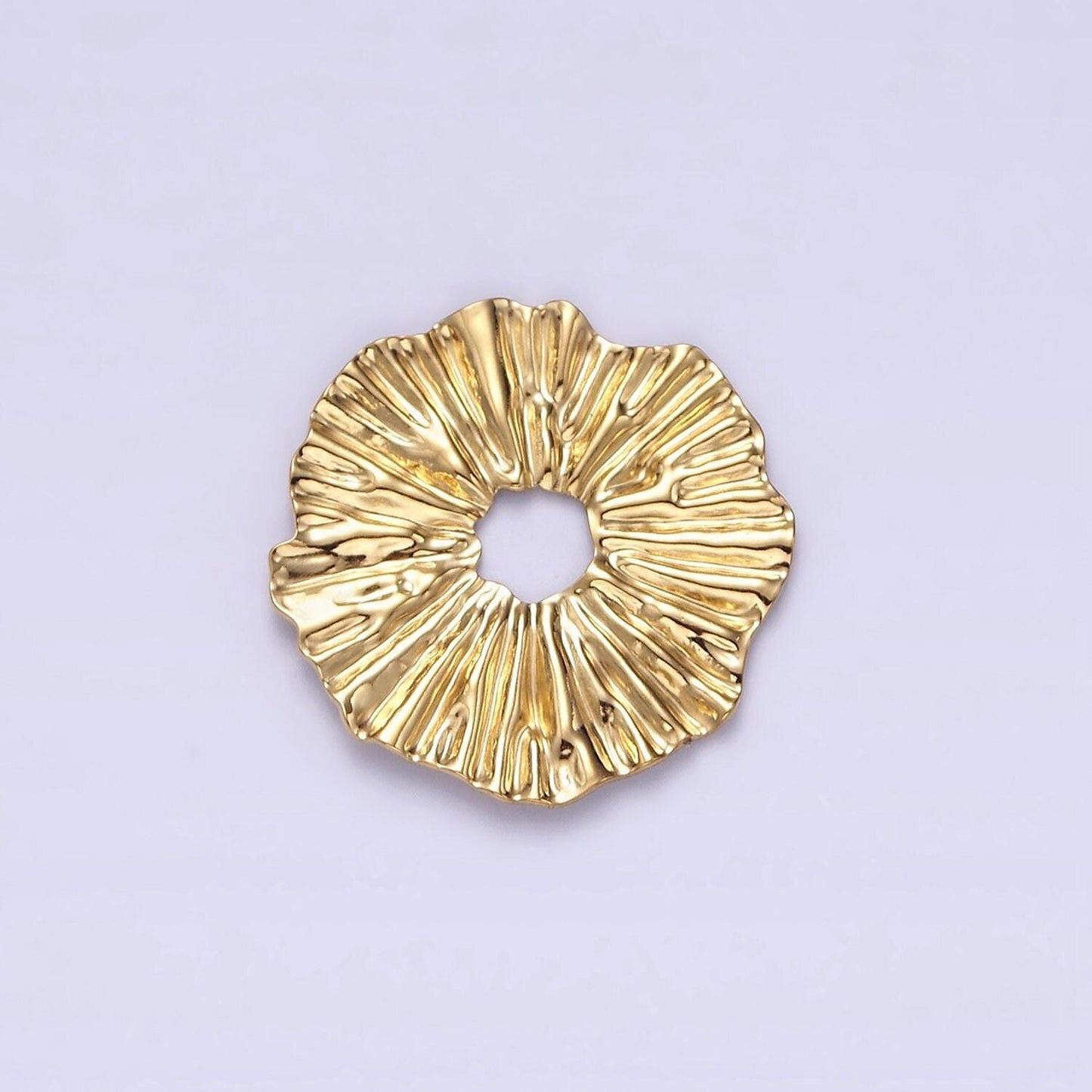 Stainless steel 17.5mm abstract hammered donut flower round charm | p1358