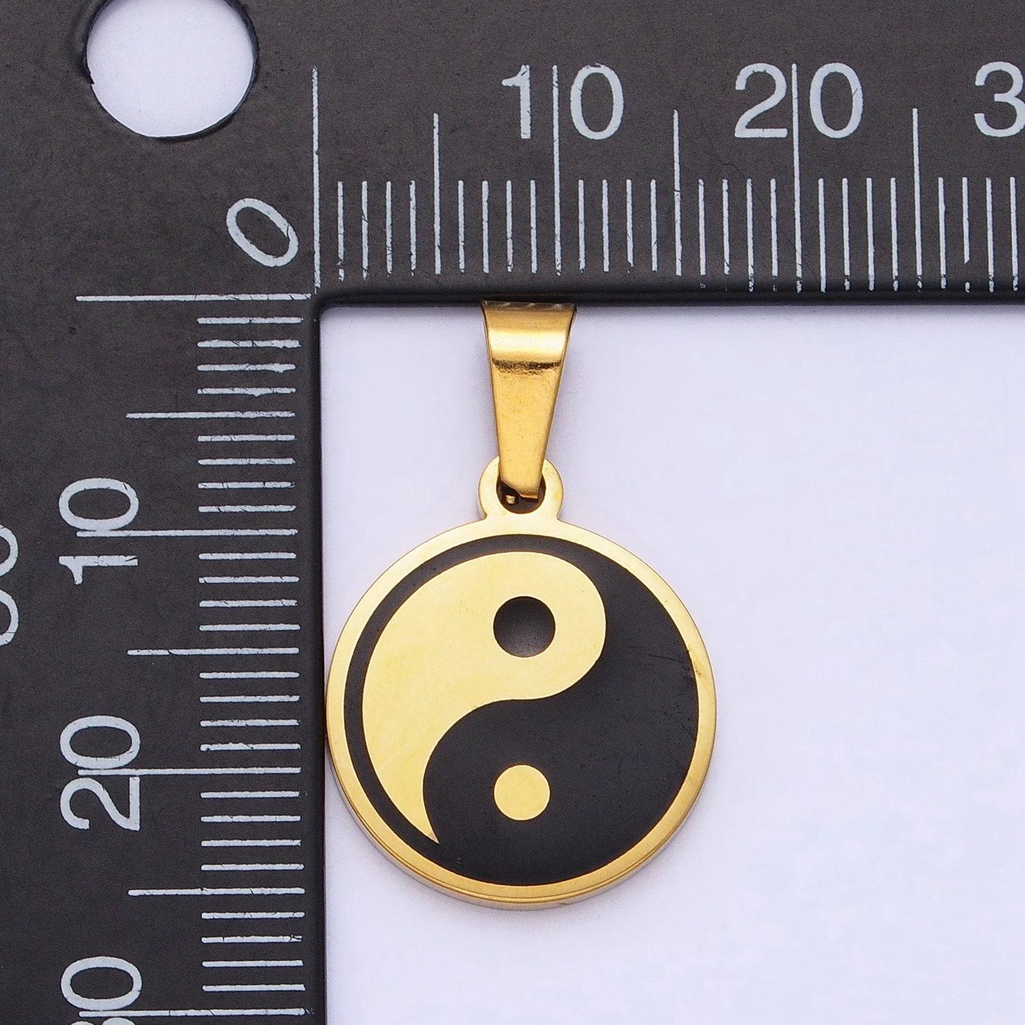 26.2mm x 16.0 mm stainless steel taiichi yin yang pendant in silver & gold | p-1099