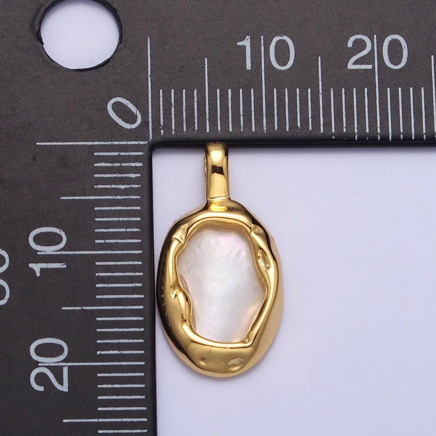 Abstract oval shell pearl hammered framed pendant in gold & silver | aa093 aa094