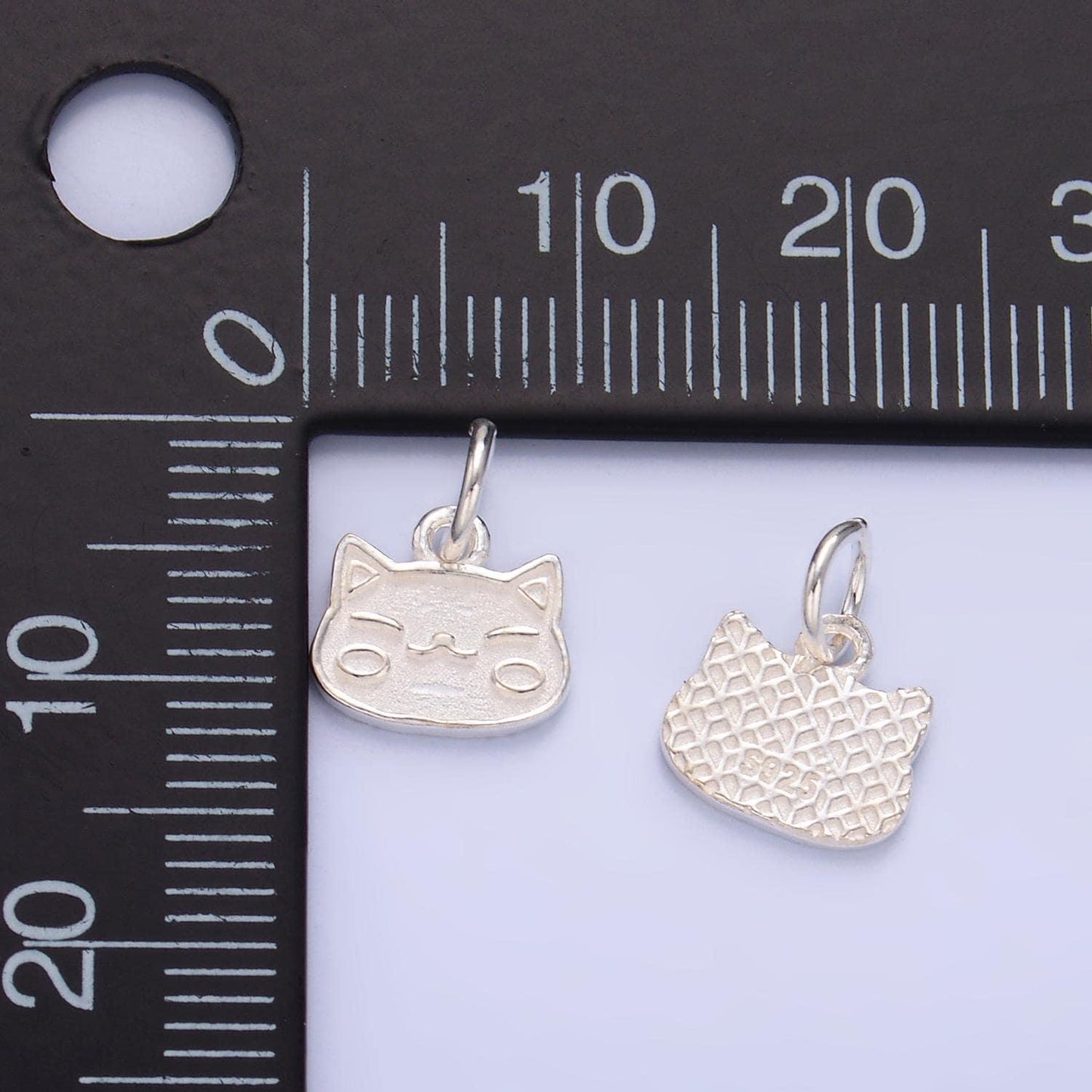 Mini cute japanese maneki-neko cat charm in sterling silver kawaii kitten animal charm for bracelet necklace earring supply sl532
