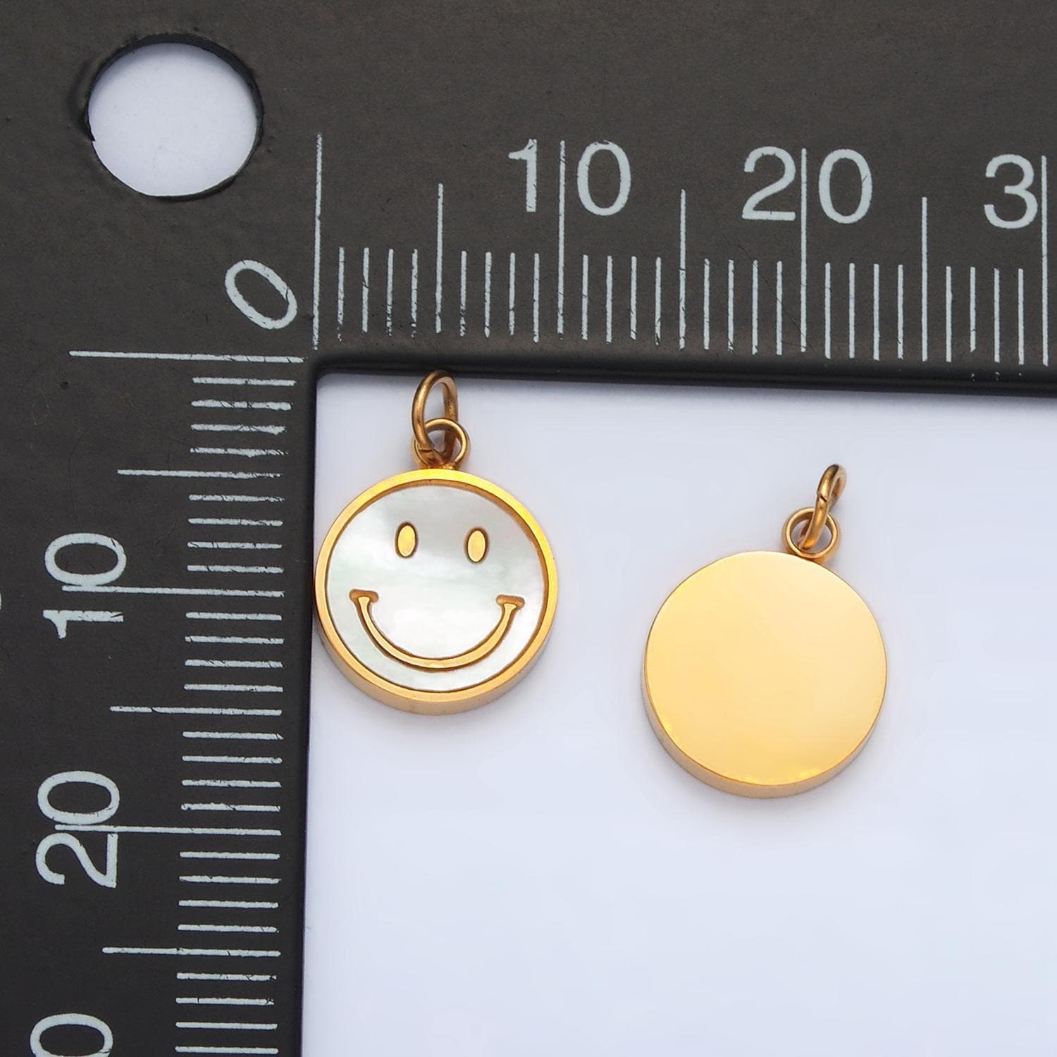 Stainless steel 12mm shell pearl happy smile charm | p-1044
