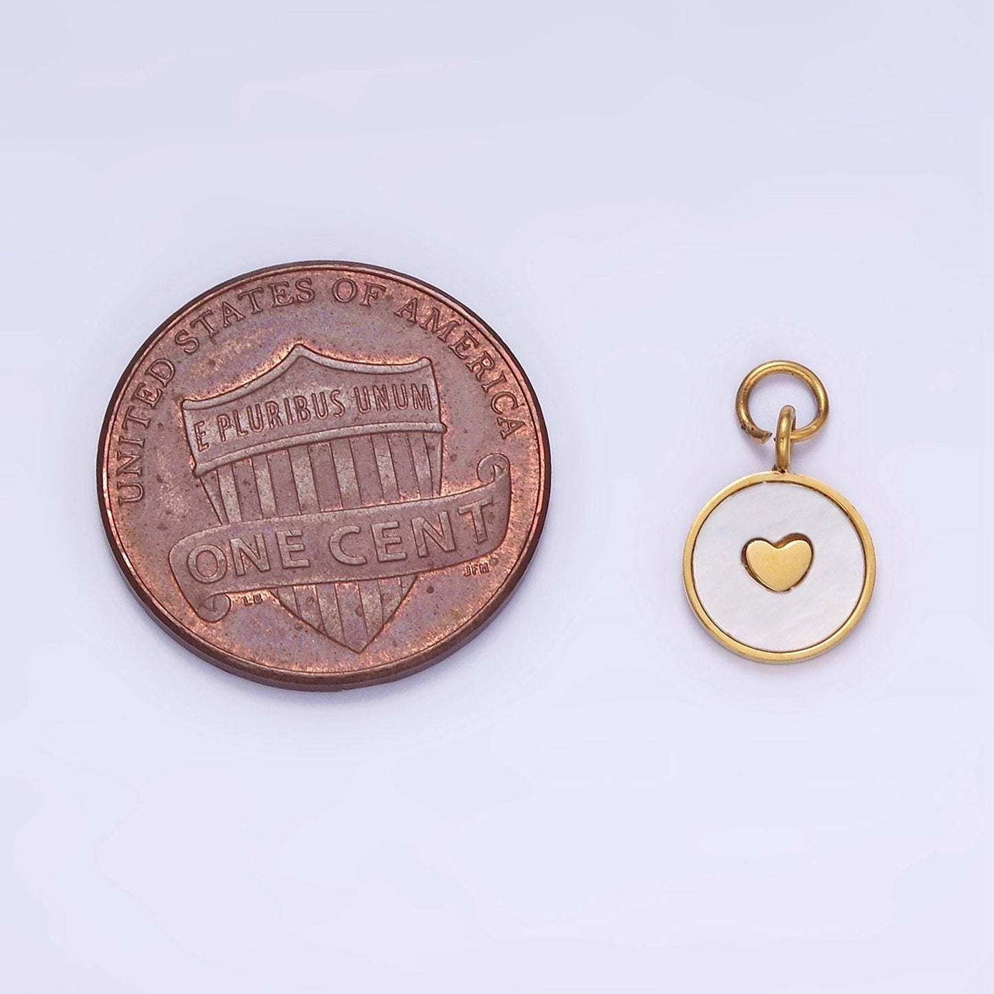 Stainless steel heart shell pearl bezel round charm | p-972