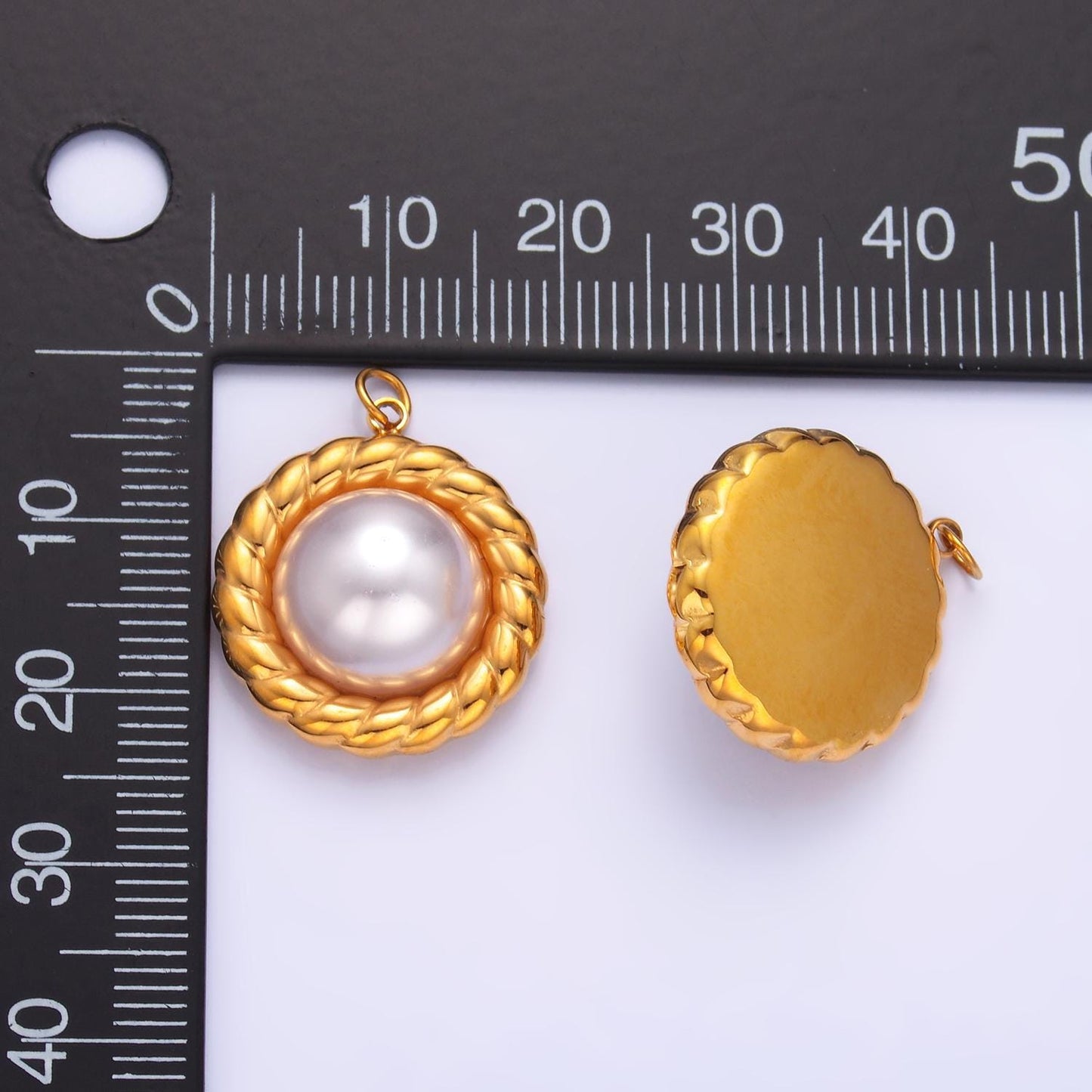 Stainless Steel Shell Pearl Twisted Rope Bezel Round Charm | P735