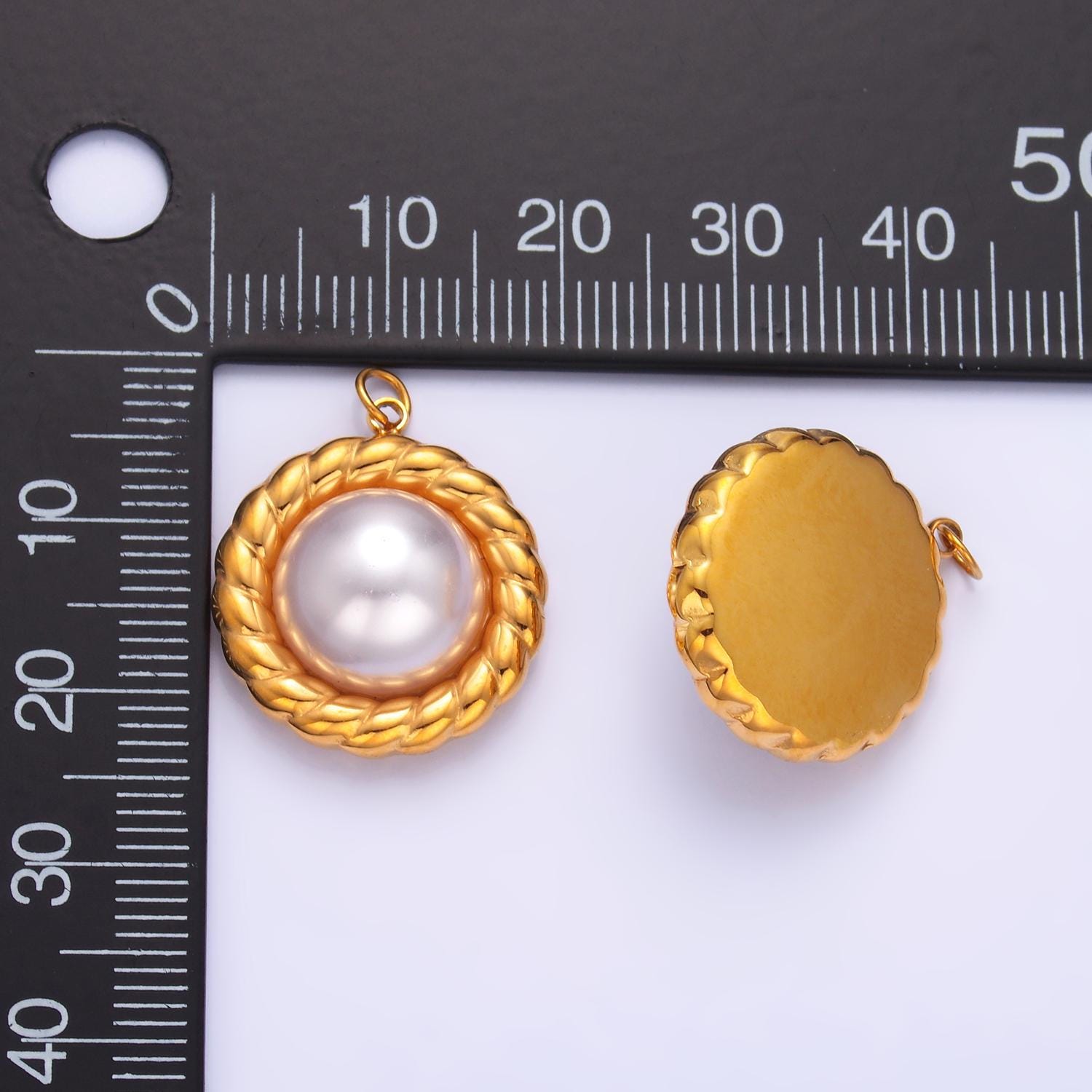 Stainless Steel Shell Pearl Twisted Rope Bezel Round Charm | P735