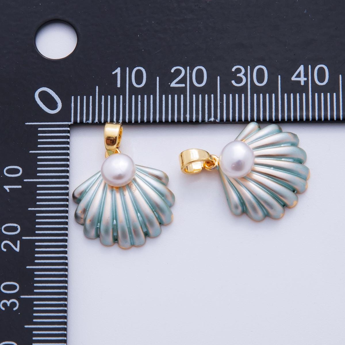 Iridescent Gold Shell Charms 18K Gold Filled Scallop Pendant Enamel Conch Shell Charm Bracelet Necklace for DIY Jewelry Making Supply AH-717