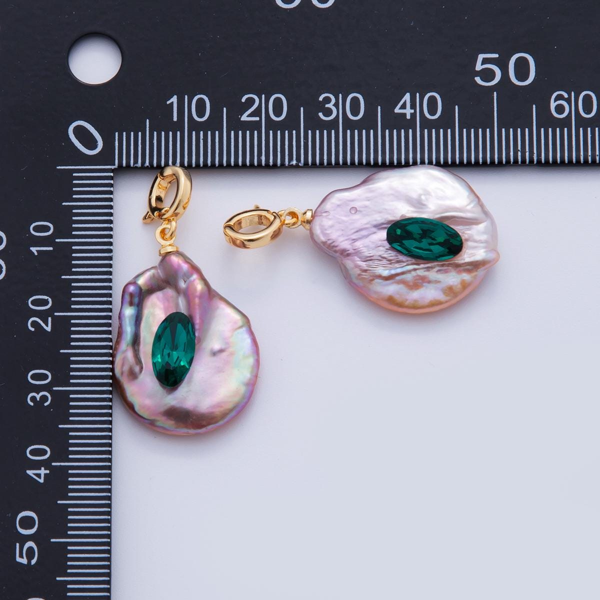 Beautiful mauve pink / purple freeform baroque pearl charm genuine freshwater mermaid pearls pendant with Emerald Green CZ AH-702
