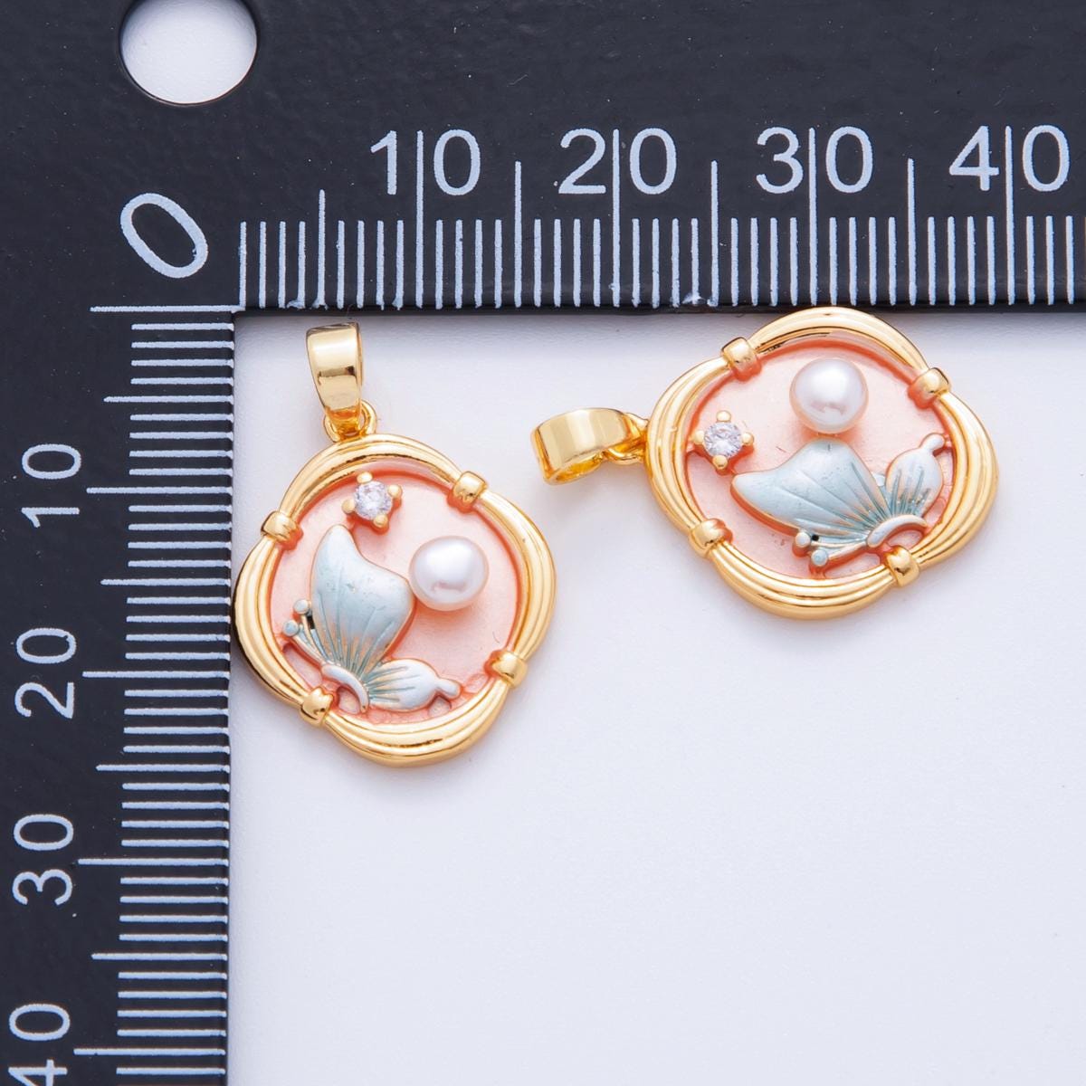 18K Gold Filled Shell Pearl Butterfly Ribbed Quatrefoil Pendant | AH729