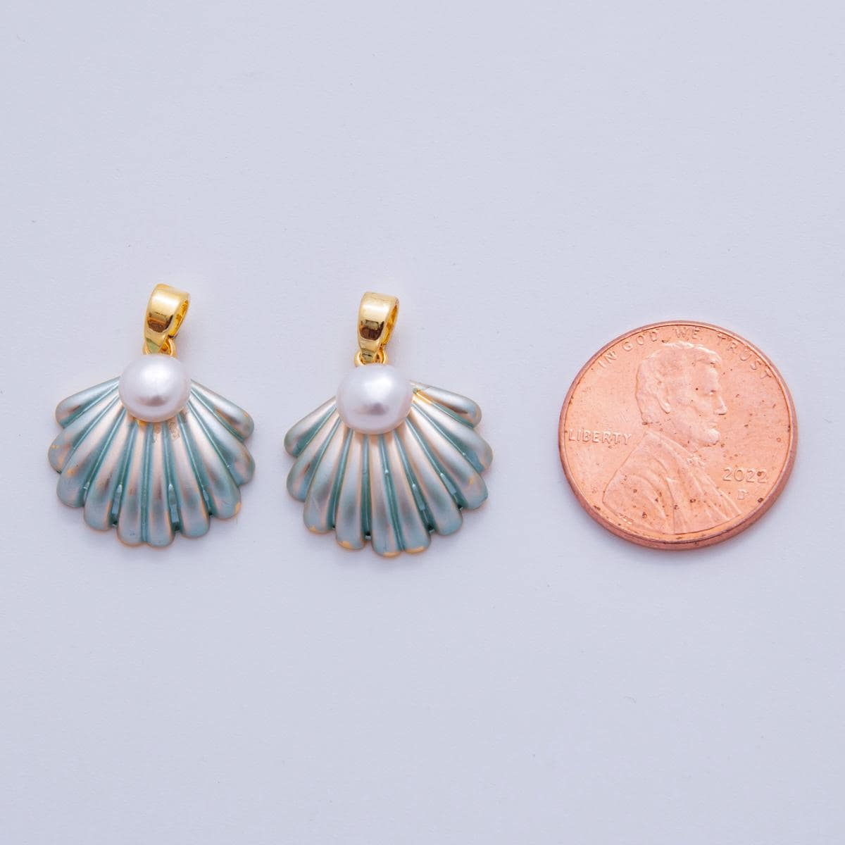 Iridescent Gold Shell Charms 18K Gold Filled Scallop Pendant Enamel Conch Shell Charm Bracelet Necklace for DIY Jewelry Making Supply AH-717