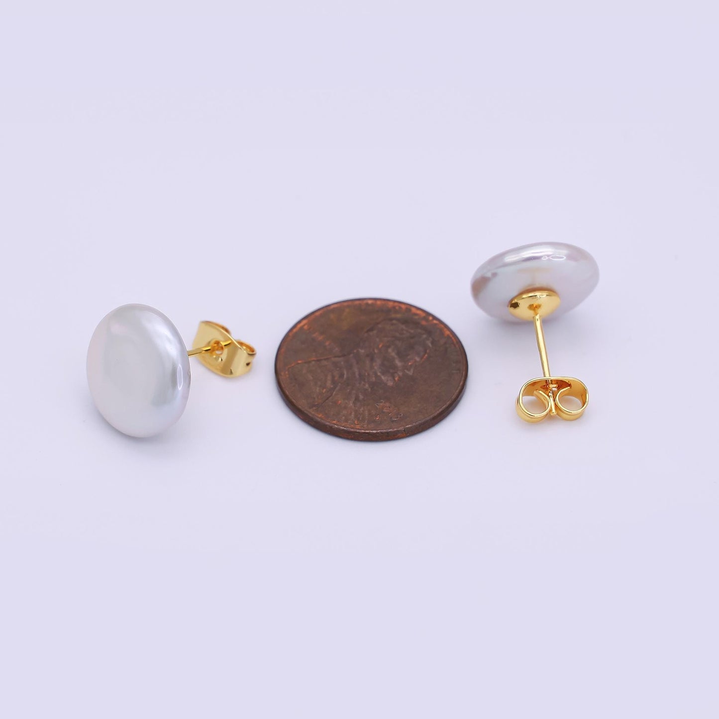 24K Gold Filled Shell Pearl Round Stud Earrings | T185