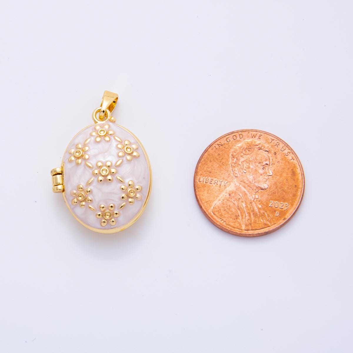 Enamel Pink White Oval Locket Pendant with Gold Floral Design – Vintage Style Keepsake Jewelry, Photo Locket Charm for Necklace AH-800