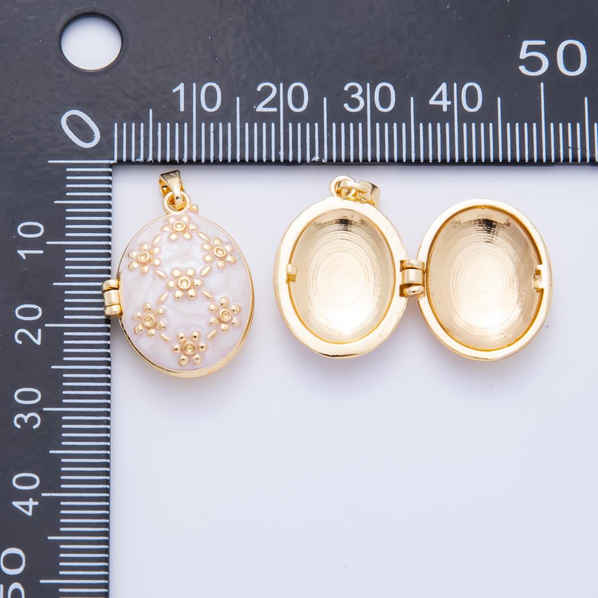Enamel Pink White Oval Locket Pendant with Gold Floral Design – Vintage Style Keepsake Jewelry, Photo Locket Charm for Necklace AH-800