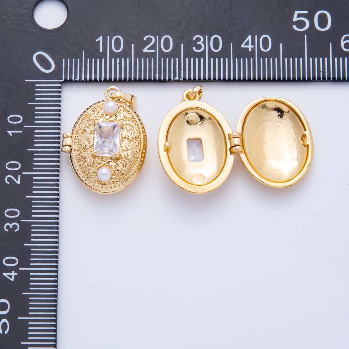 Minimalist Oval Locket Pendants Mini CZ Locket Charm for Necklace bracelet in 18k gold filled Supply AH-801