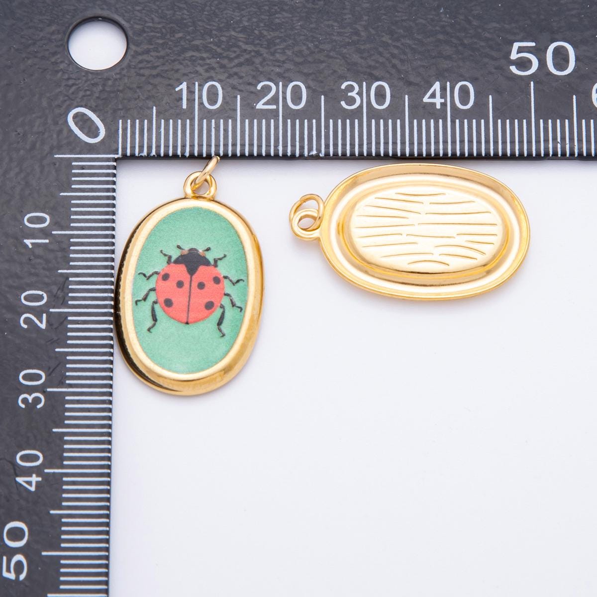 Embossed Design Enamel Painting Ladybug Oval Pendant Charm PVD Gold Plated Frame with Red Ladybug J-420