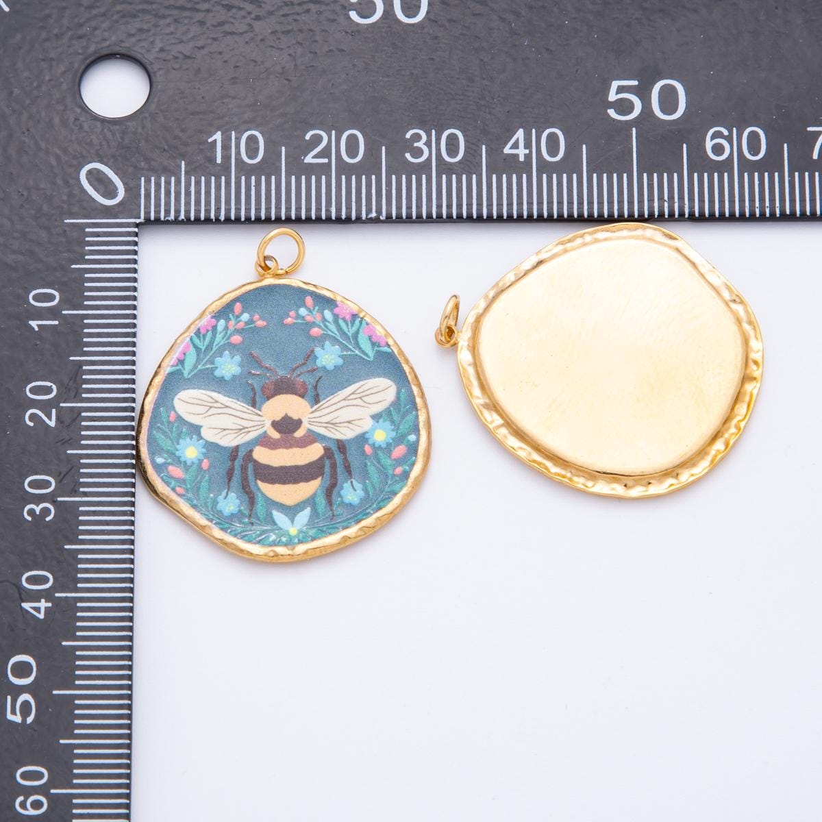 Shabby Chic Queen Bee Inspired Charm Necklace Flower Oval Pendant in PVD Gold Stainless Steel J-445