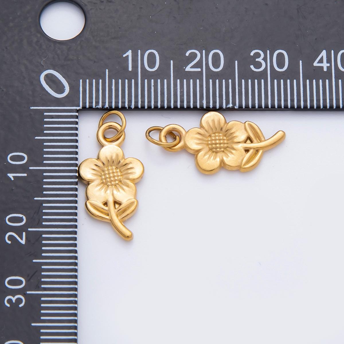 PVD Gold Stainless Steel 22.5mm Daisy Flower Charm Cute Floral Pendant | C-190