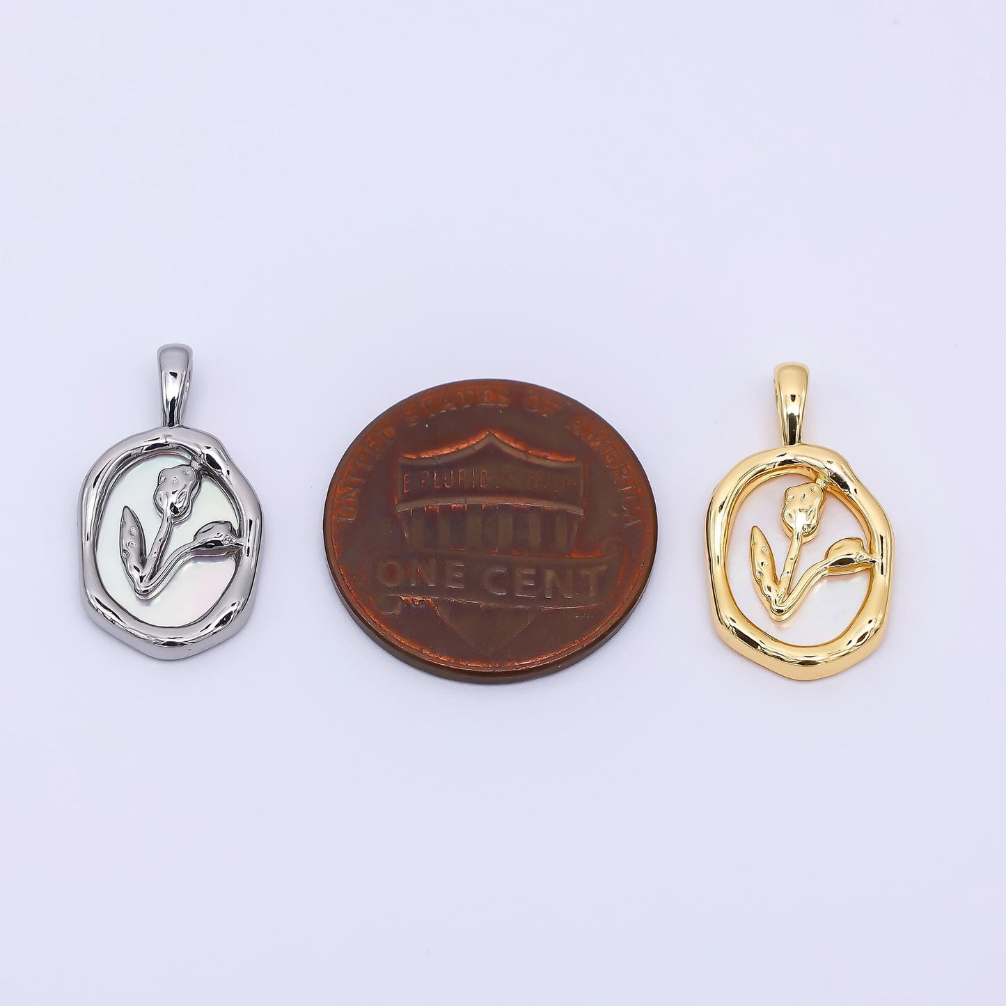 24K Gold Filled 19mm Mother of Pearl Display of Flower Pendant | AH-463