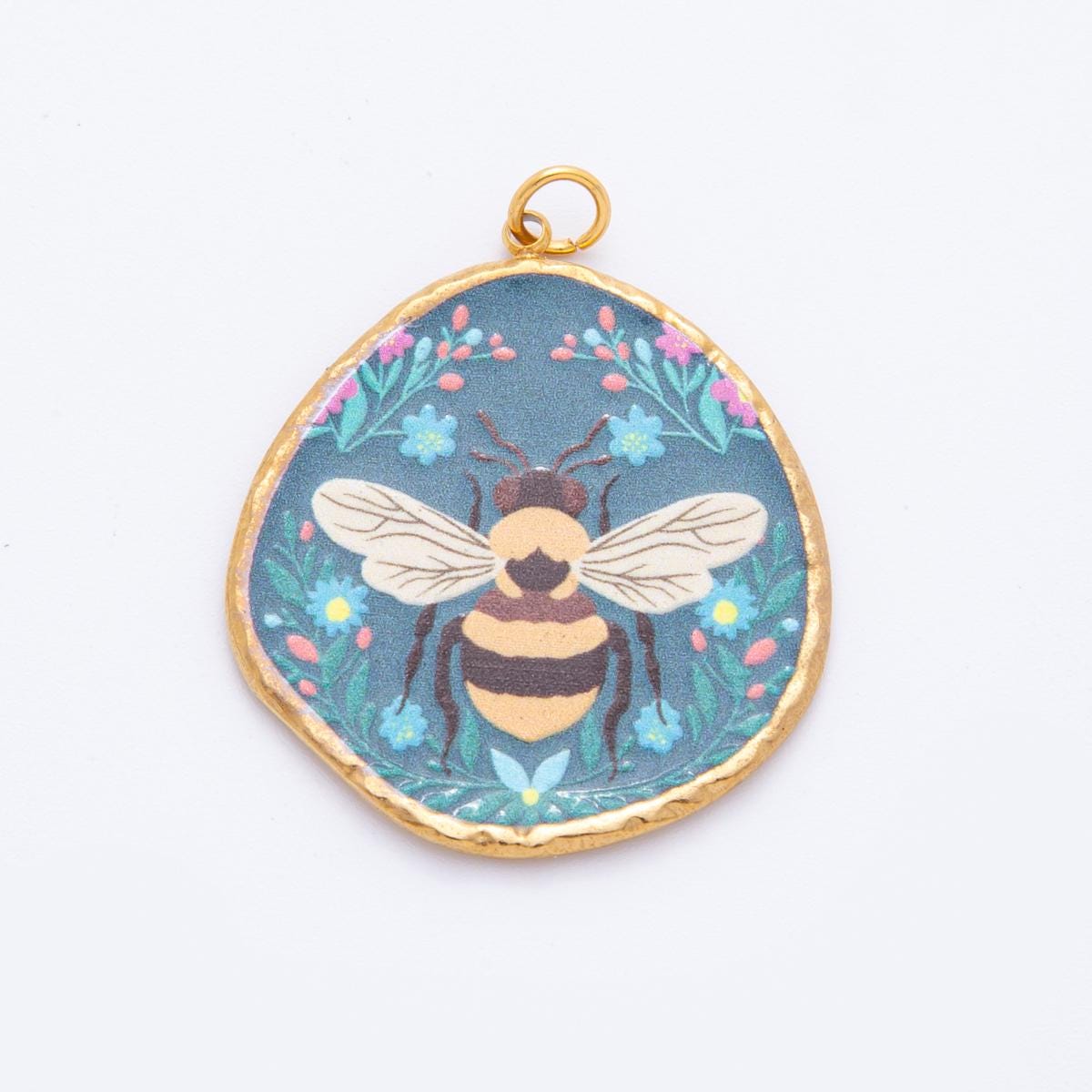 Shabby Chic Queen Bee Inspired Charm Necklace Flower Oval Pendant in PVD Gold Stainless Steel J-445
