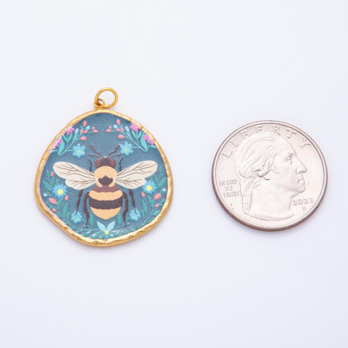 Shabby Chic Queen Bee Inspired Charm Necklace Flower Oval Pendant in PVD Gold Stainless Steel J-445