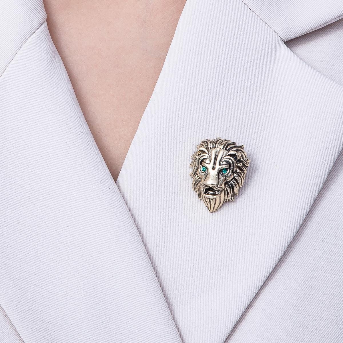 Vintage Gold 28.5mm Lion Animal Pin Brooch Vintage Style Lion Head with Emerald Green Eyes Pin Accessory for Coats Bags and Scarves | BH-062