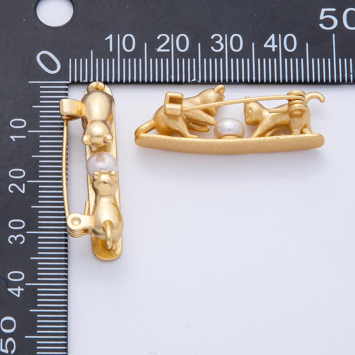 Gold 35.7mm Pearl Two Kitten Cats Pet Playing Animal Pin Brooch Cat Lover Gift Gold Tone Accessory for Coats Bags Scarves | BH-012