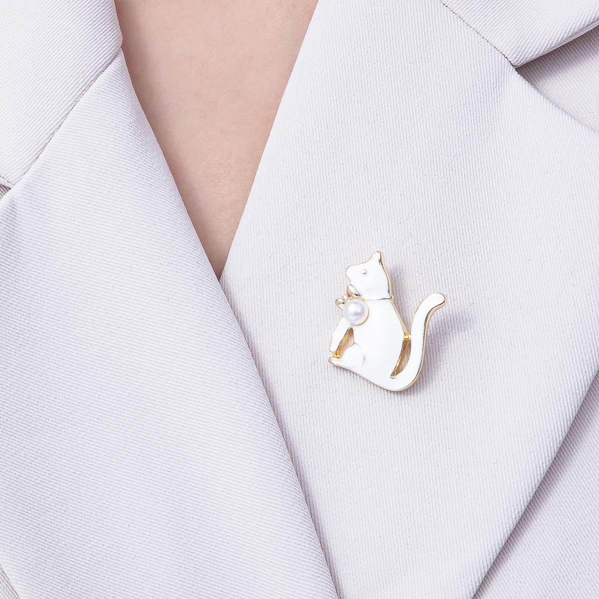 Gold White Acrylic Pearl Enamel Cat Kitten Pet Pin Brooch Playful Faux Pearl Accessory Cat Lover Gift for Her | BH-047