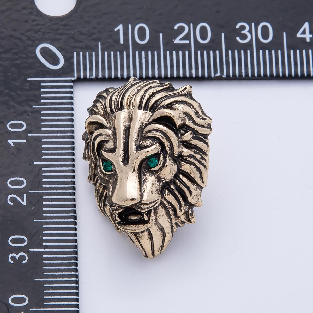 Vintage Gold 28.5mm Lion Animal Pin Brooch Vintage Style Lion Head with Emerald Green Eyes Pin Accessory for Coats Bags and Scarves | BH-062