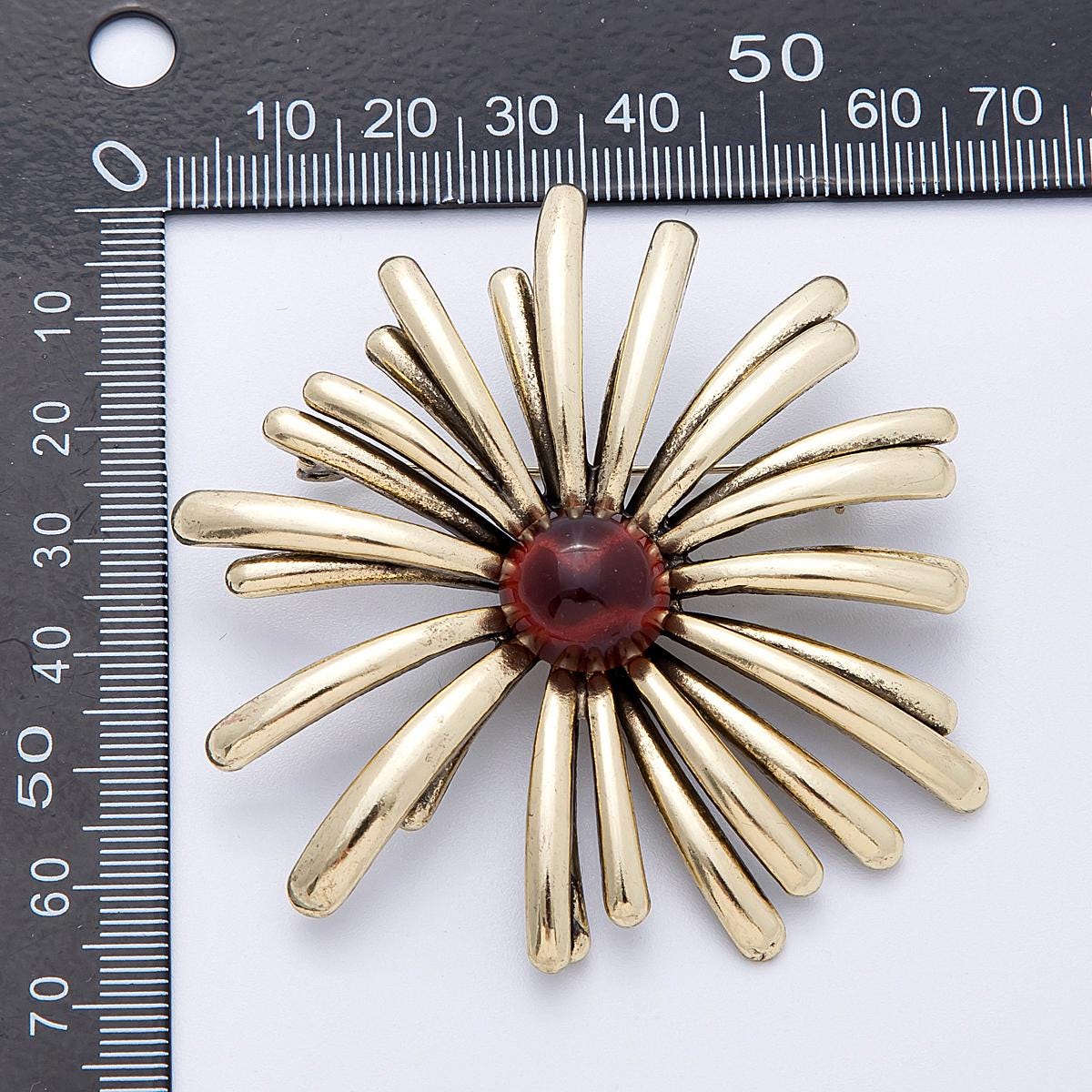 Vintage Gold 68.5mm x 63.7mm Red Acrylic Flower Pin Brooch Pin Celestial Statement Piece for Coats Bags Scarves Elegant Jewelry | BH-095